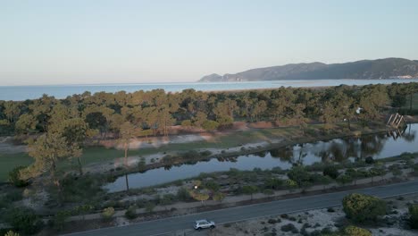 Vista-Aérea-De-La-Isla-De-Troia-Con-Portinho-Da-Arrabida-Un-Paraíso-Natural-En-El-Fondo-En-Setubal-Portugal