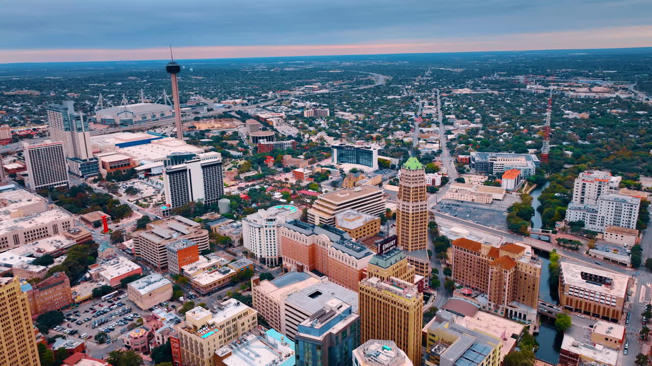 San Antonio, Hoa Kỳ, ngày 14 tháng 8 năm 2025: Đường chân trời San Antonio với bầu trời đầy màu sắc. Phong cảnh chạng vạng cho thấy các tòa nhà thành phố được chiếu sáng và Tháp Châu Mỹ trên nền chân trời dịu nhẹ