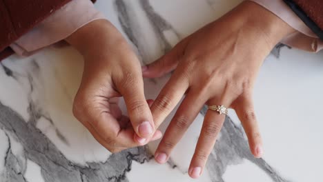 cerca de la mano de una mujer que lleva un hermoso anillo de diamantes