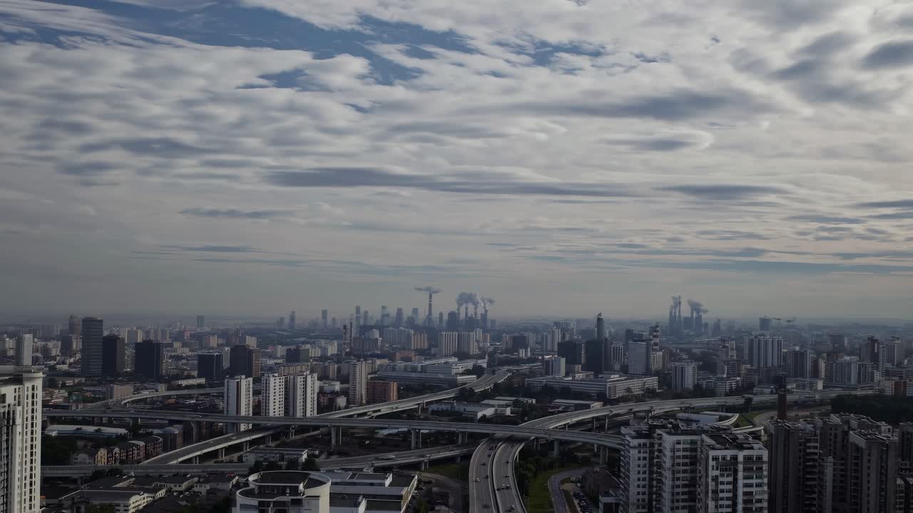 Vista aérea de uma extensa paisagem urbana sob um céu nublado, mostrando a arquitetura urbana e as rodovias
