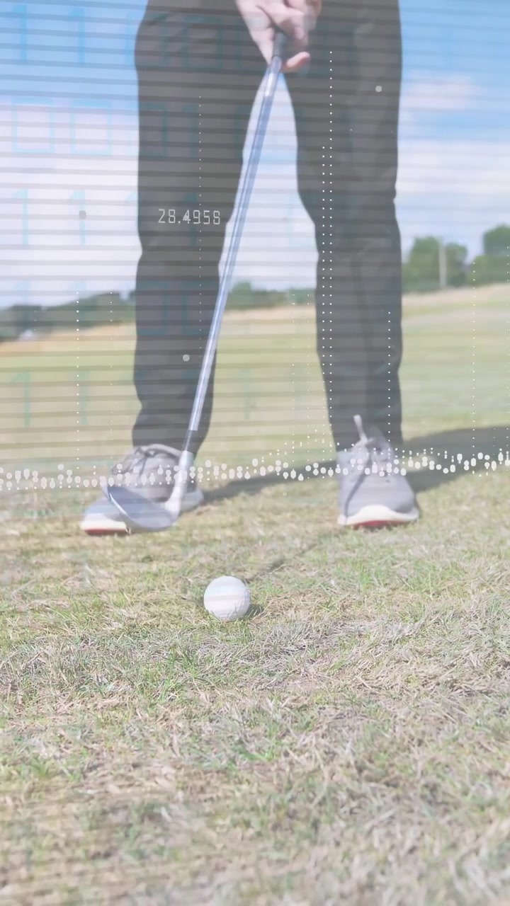 Video verticale: Golfista che si avvicina, prepara lo swing, esegue lo swing con la mazza, mentre il partner riposiziona la palla.