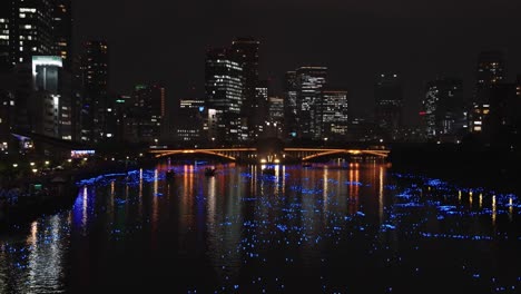 Río-En-Osaka-Iluminado-Con-Linternas-Para-El-Festival-Estrella-Tanabata-En-Verano