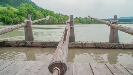 Un-Juego-De-Remos-De-Madera-En-Un-Muelle-De-Rafting-De-Madera-Tradicional-En-Un-Evento-Esloveno