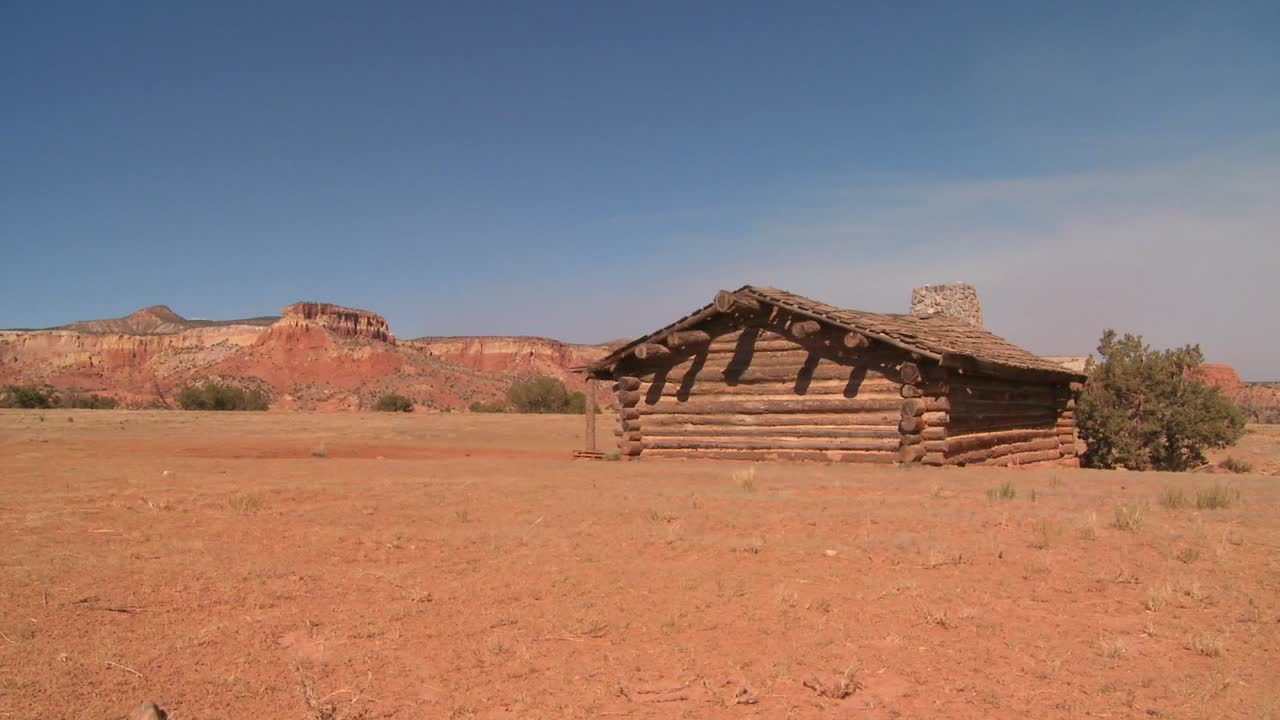 bonita foto de viaje de una cabaña en el desierto