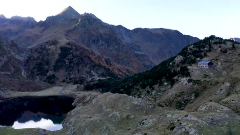 Le-Refuge-D&#39;espingo-Refugio-En-El-Lago-Lac-D&#39;espingo-En-Haute-garonne,-Pirineos,-Francia,-órbita-Aérea-Alrededor-Del-Tiro