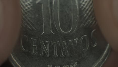 un primerísimo plano de una moneda brasileña por valor de 10 centavos o 10 centavos