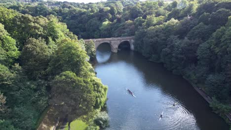 Club-Náutico-De-La-Universidad-De-Durham-Sobre-El-Desgaste-Del-Río-En-El-Centro-De-La-Ciudad-De-Durham,-Cerca-De-La-Catedral-De-Durham