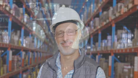 procesamiento de datos estadísticos sobre el retrato de un supervisor masculino caucásico sonriendo en el almacén