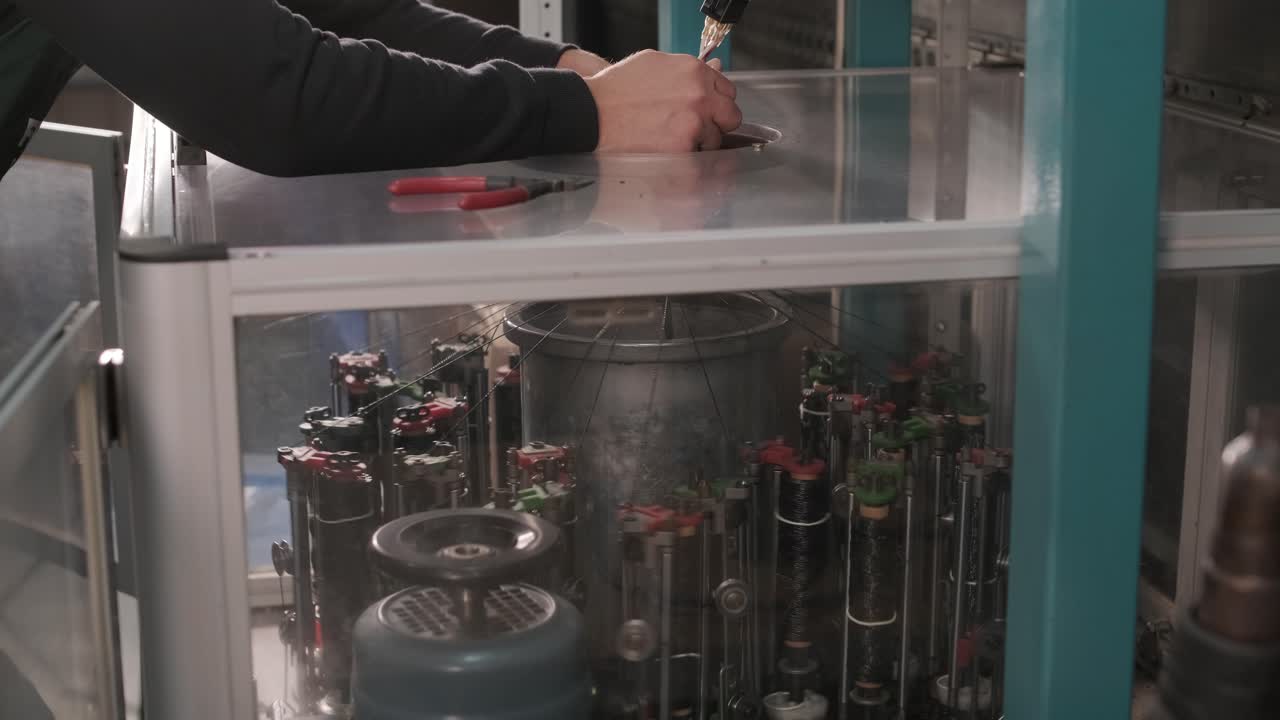 máquina de trenzado moderna vertical de alta velocidad. equipo para hacer trenzas de alambre metálico.