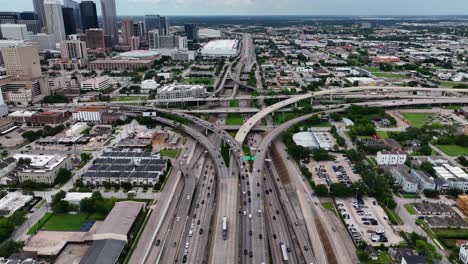 Vista-Aérea-Sobre-El-Tráfico-En-Un-Gran-Intercambio-De-Pilas,-En-Houston,-Ee