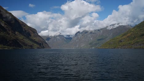 vue de près des eaux bleues profondes du sognefjord en norvège