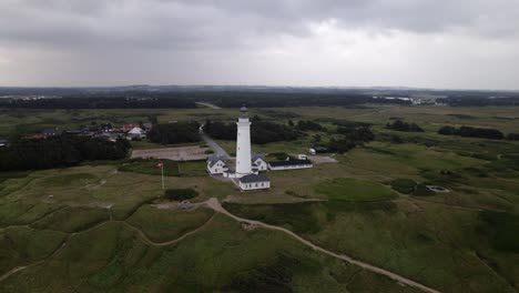 Punto-De-Interés-Alrededor-Del-Faro-De-Hirtshal-Fyr-Con-Lluvia-De-Tormenta-En-El-Fondo