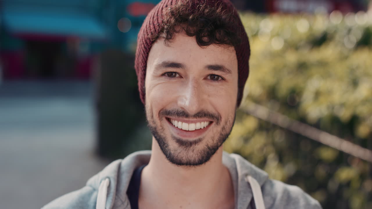 retrato en cámara lenta de un hombre caucásico lindo y feliz sonriendo en la ciudad