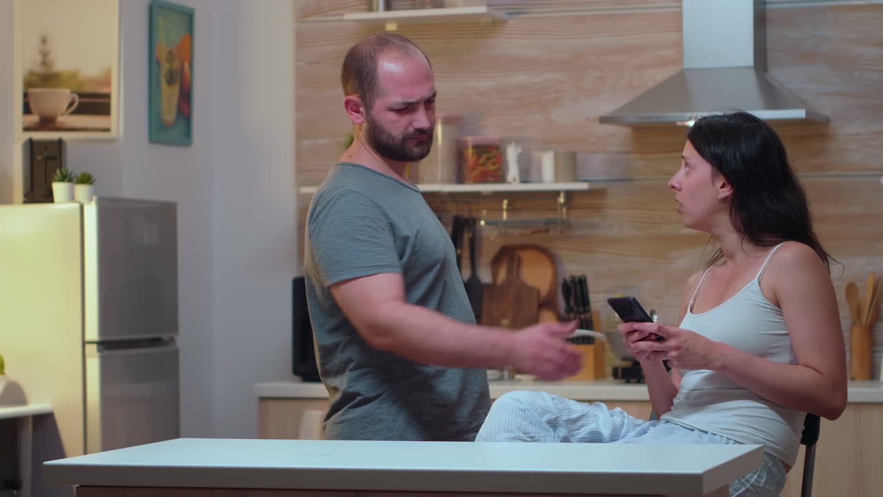 pareja de ancianos usando una computadora portátil en la cocina
