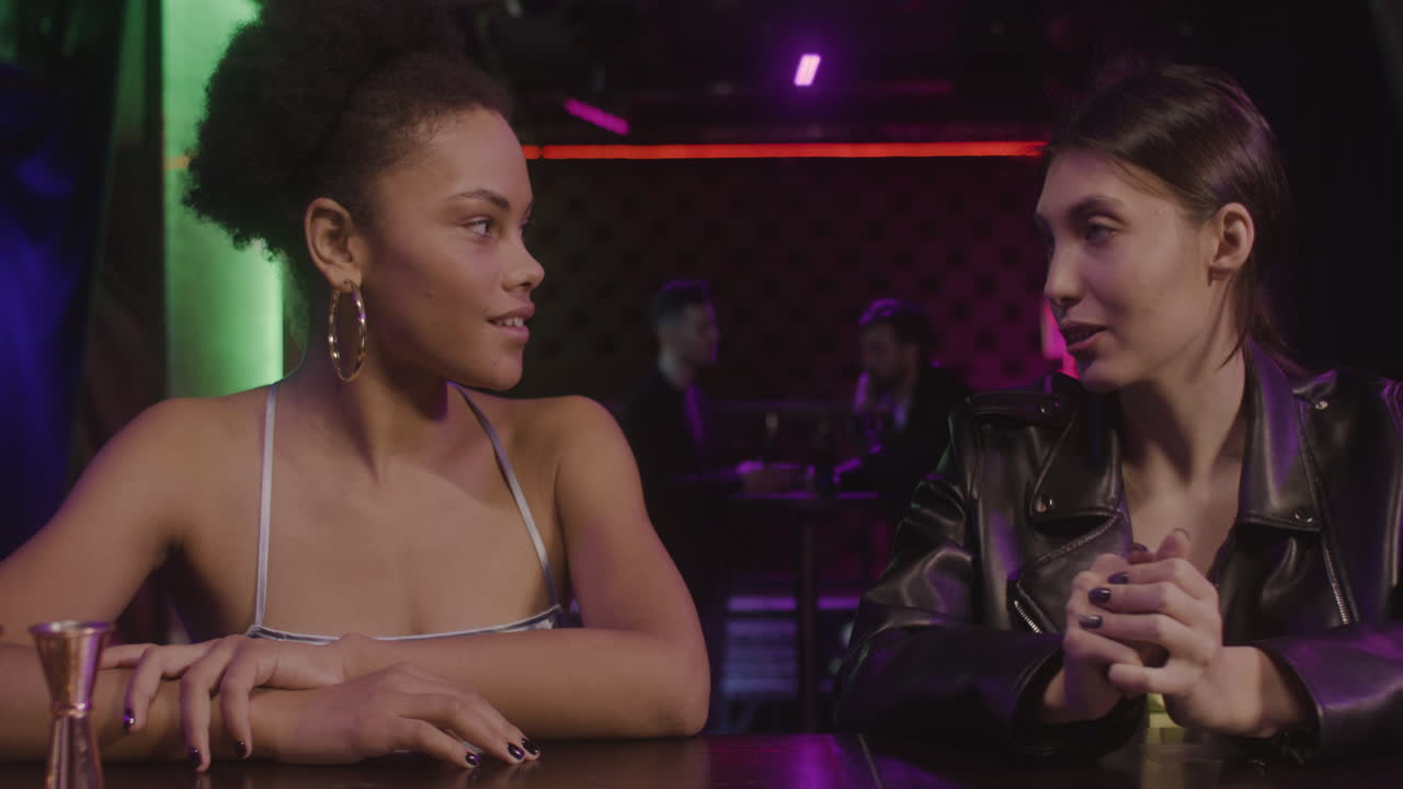 chica deportiva descansando y respirando después de correr en la cancha deportiva