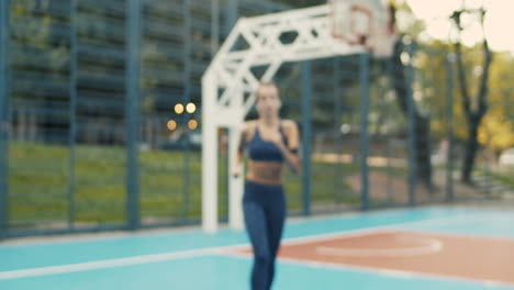 chica deportiva descansando y respirando después de correr en la cancha deportiva