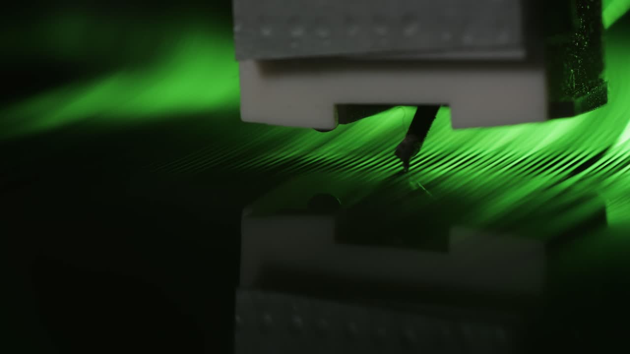 reproductor de discos de vinilo retro tocando música, macro disparo de primer plano de disco de lp vintage girando el fonógrafo antiguo. reproductor de música retro.