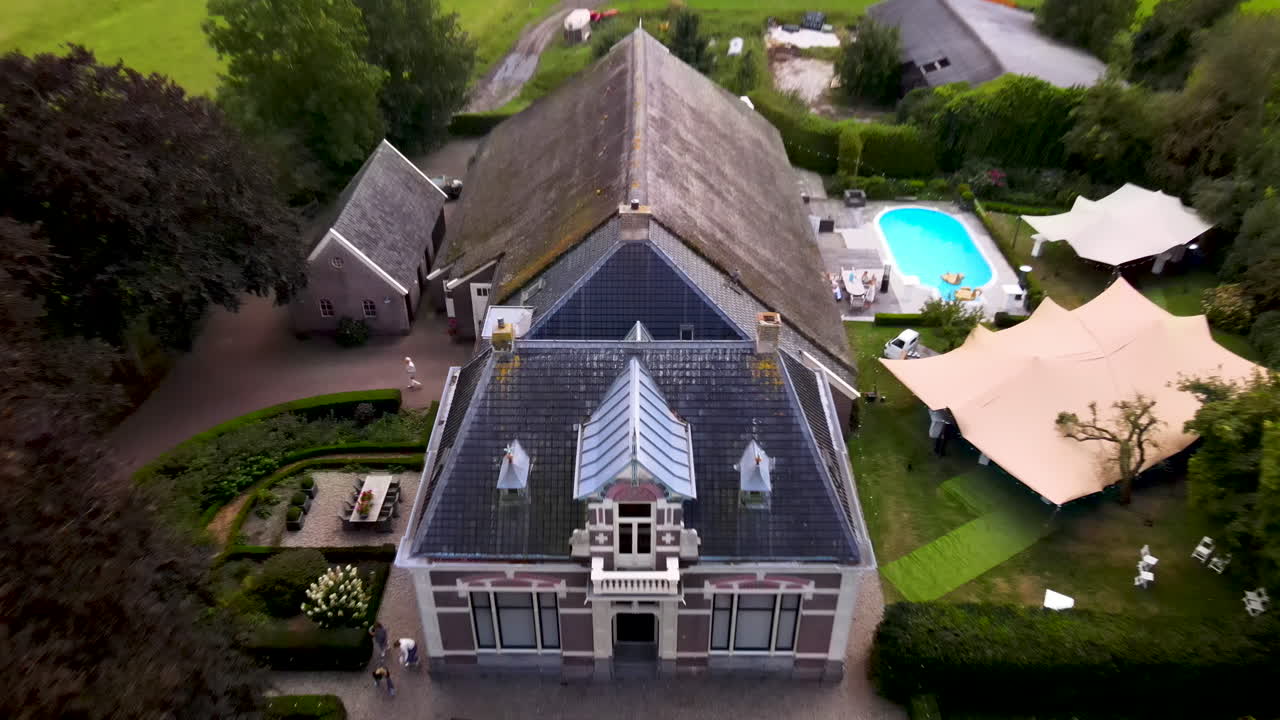 농가가 있는 아름다운 맨션까지 날아가는 드론