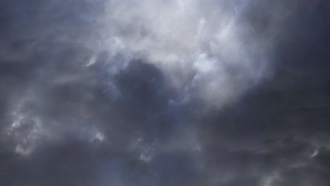 Gewitter,-Dunkle-Wolken-Und-Gewitter-über-Dem-Himmel-4k