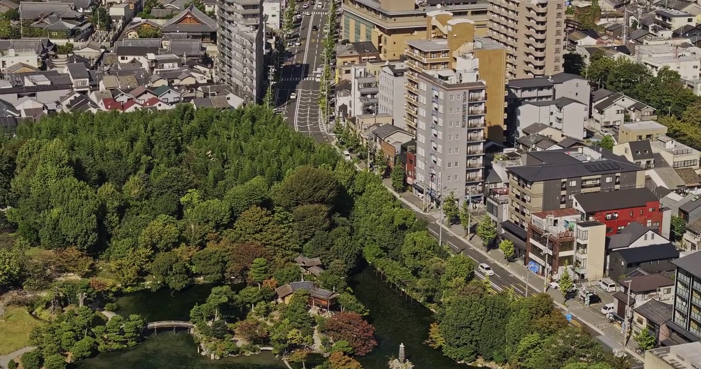 Kyoto, Giappone, Sorvolo aereo v85 teleobiettivo a volo d'uccello sopra il Giardino Shosei-en a Kaizancho, che rivela stagni, alberi e i blocchi circostanti di Shimogyo - Ripreso con Mavic 3 Pro Cine - 8 ottobre 2023