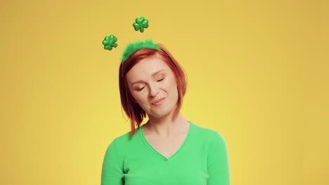 retrato de una hermosa chica irlandesa mirando a la cámara