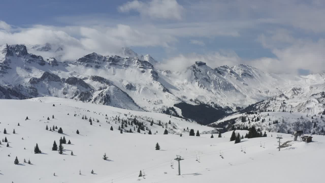 Località sciistica di Arabba, divertimento con gli sport invernali, paesaggio panoramico delle Dolomiti. Ripresa con drone