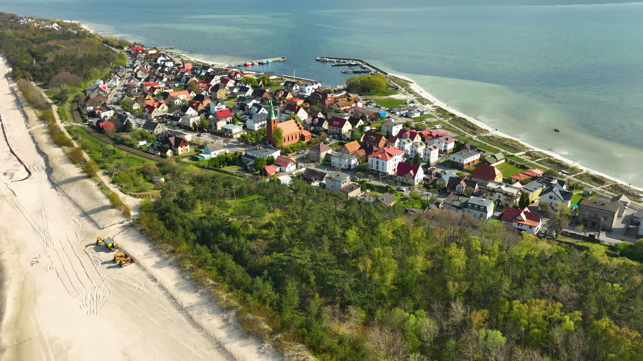 vista aérea de kuźnica, un pueblo costero en pomorskie, polonia, con arquitectura costera distintiva, enclavado entre una playa de arena y las aguas azules del mar báltico