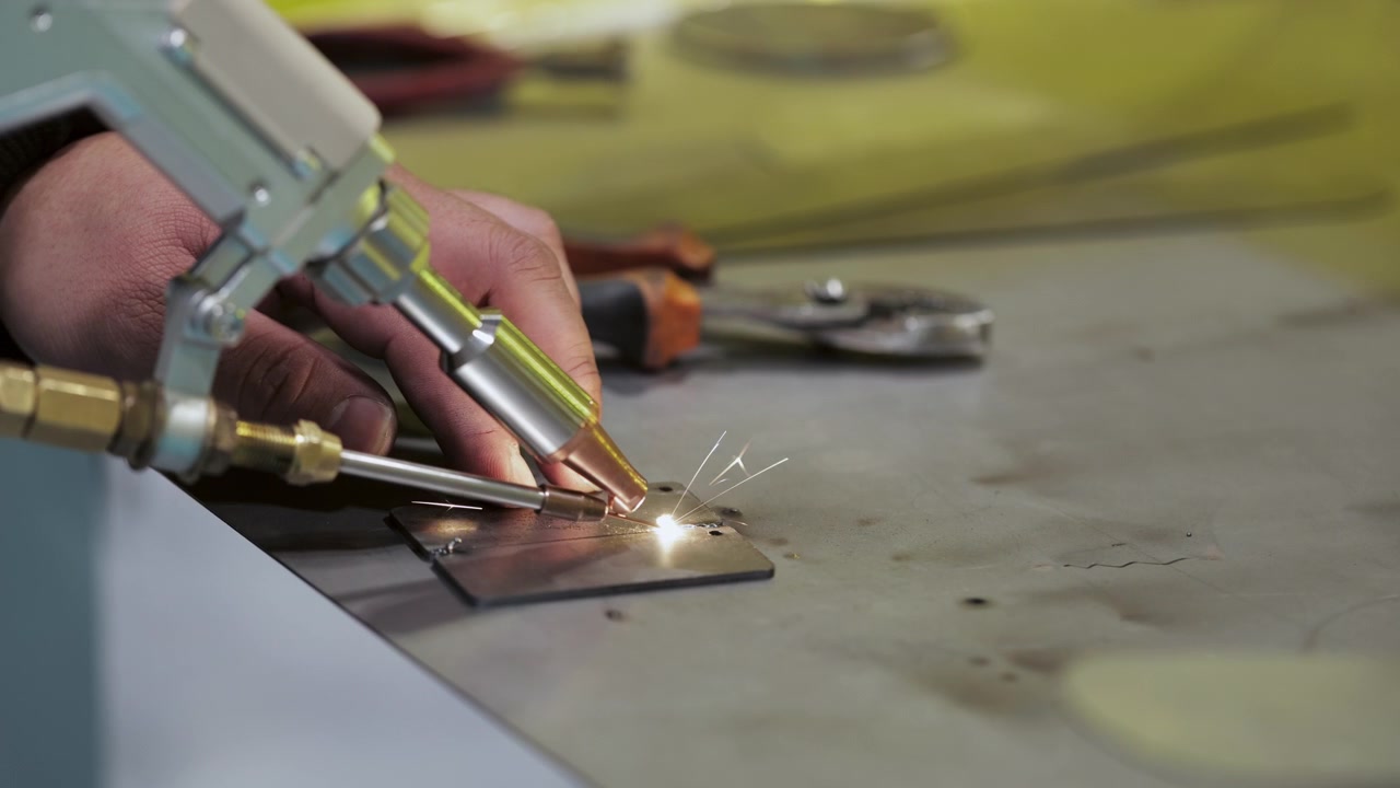 Close-up van industrieel laserlasproces op metalen plaat