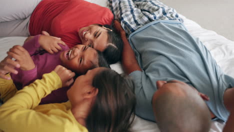 dormitorio diversión, felicidad y relajarse amor familiar