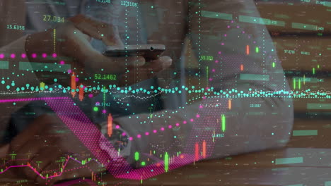 animación de datos financieros y gráficos que se mueven sobre las manos de un hombre biracial que usa un teléfono inteligente
