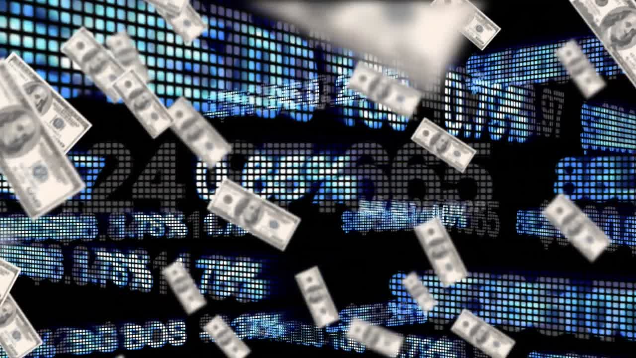 금융 정보가 담긴 떠다니는 달러 지폐는 검은색 바탕에 빛나는 텍스트로 뒤로 움직입니다.