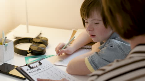 Niña-Con-Síndrome-De-Down-Haciendo-Matemáticas-Con-Su-Madre-En-Su-Dormitorio