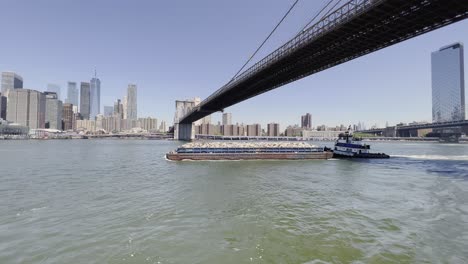 Abfallentsorgung-Per-Lastkahn-Und-Schlepper-In-New-York,-Brooklyn-Bridge