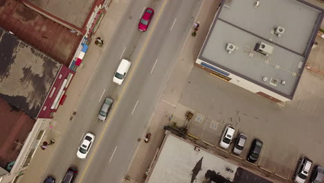 dron sobrevolando la calle principal de un pueblo