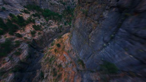 La-Vista-Aérea-Panorámica-Del-Cañón-Tazi,-Que-Es-Un-Cañón-Natural-Formado-Por-Arroyos.