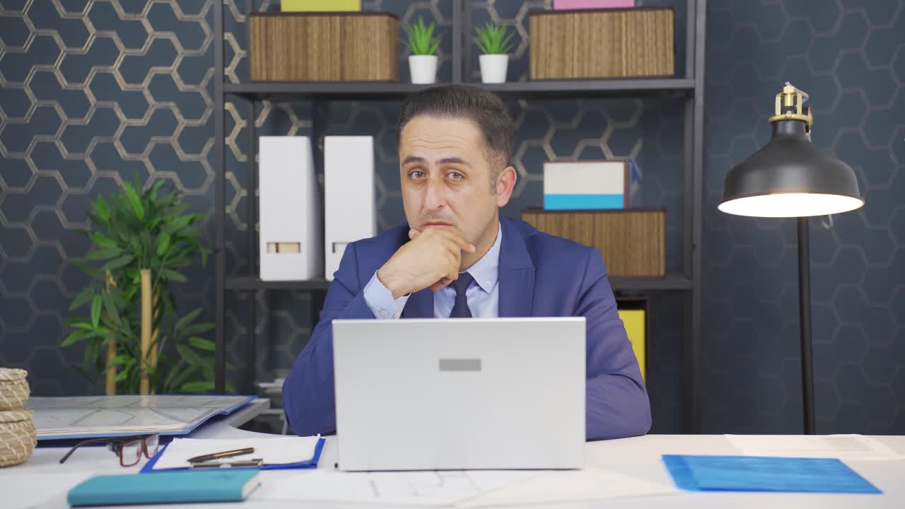 카메라를 바라보는 사상가입니다.