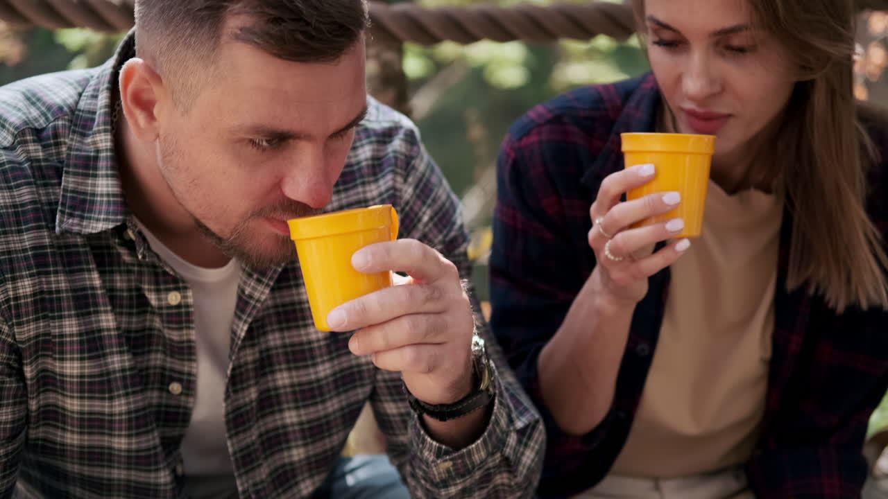 pareja disfrutando de bebidas al aire libre