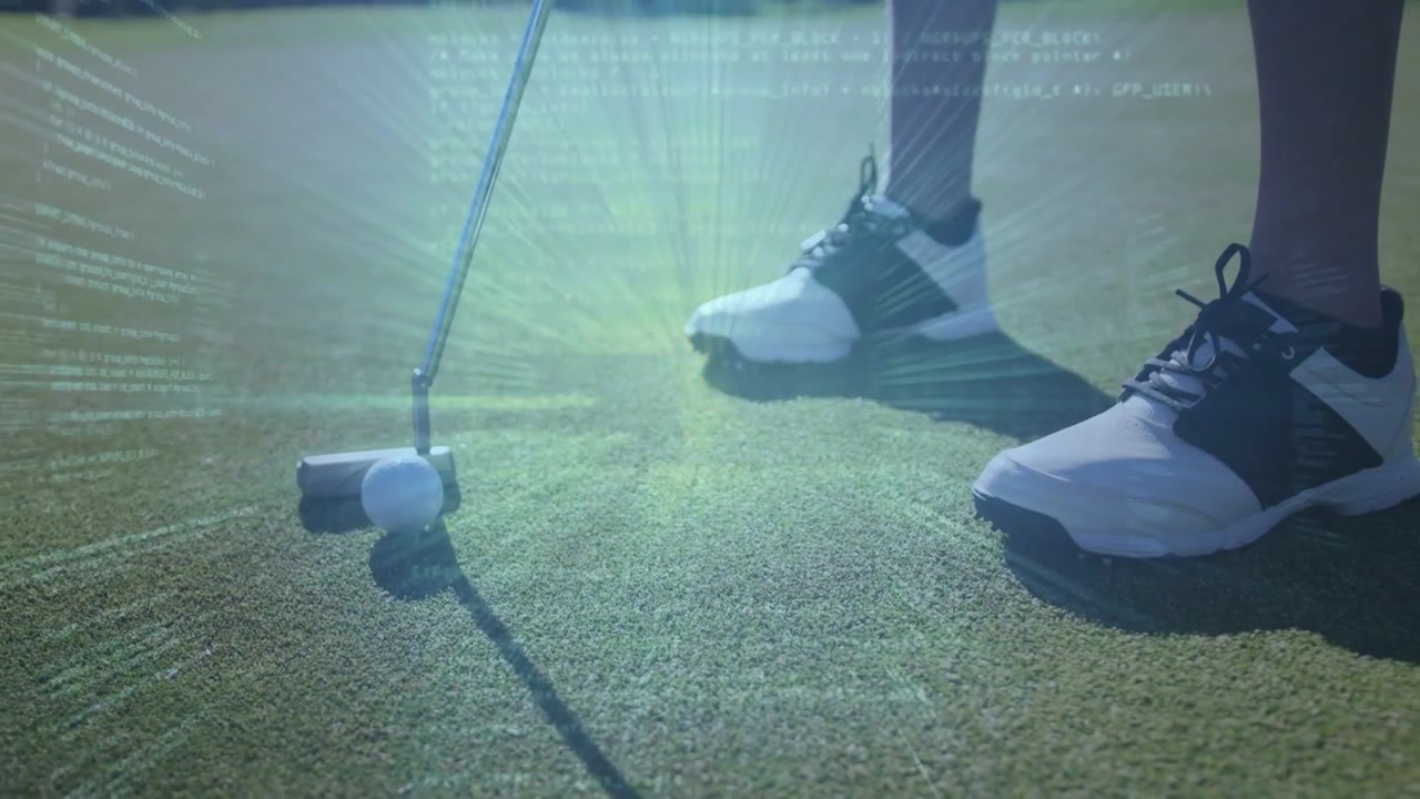 Golfista donna che regola l'allineamento, iniziando il colpo di golf per far rotolare la palla in buca, con un bagliore della lente sul putter.