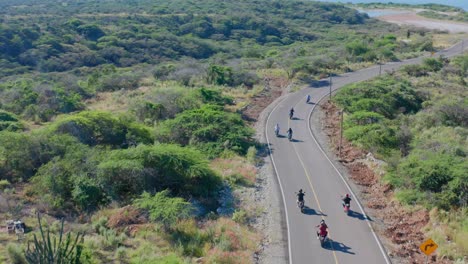 grupo de ciclistas en la carretera costera de puntarena en república dominicana