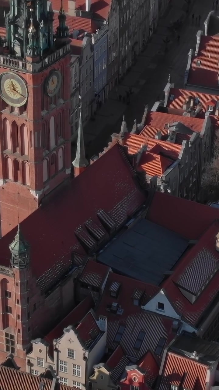 Vista dei tetti di Danzica e della Chiesa di Santa Maria durante una giornata di sole