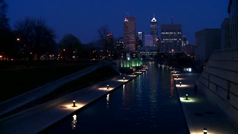 La-Ciudad-De-Indianapolis-Indiana-En-La-Noche-Con-El-Río-Blanco-En-Primer-Plano-2