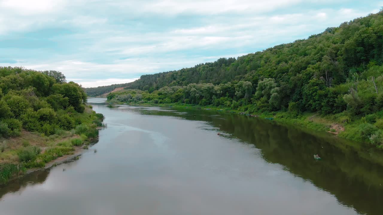 Flod, der løber gennem en frodig grøn skov