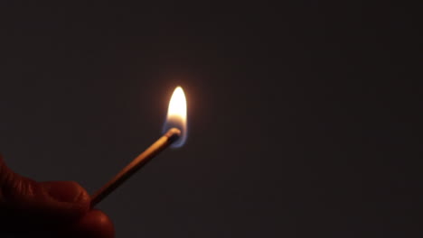 imágenes en cámara lenta de una cerilla encendida