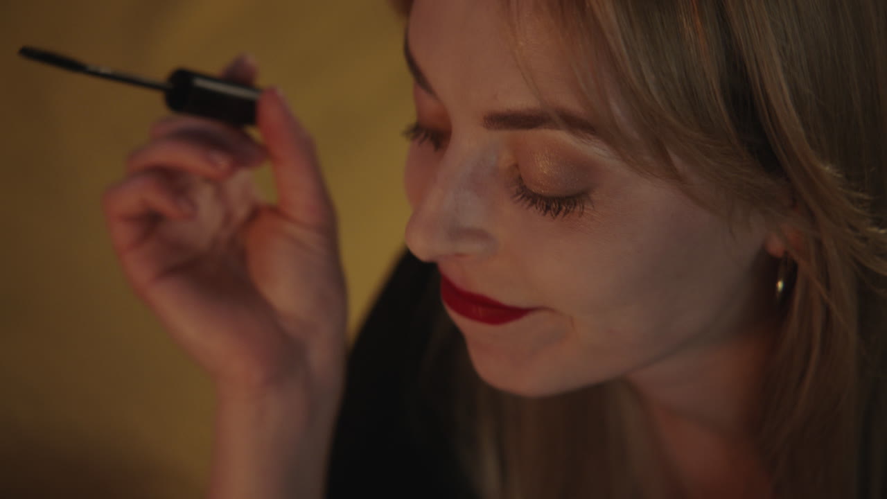 Mujer aplicando rimel