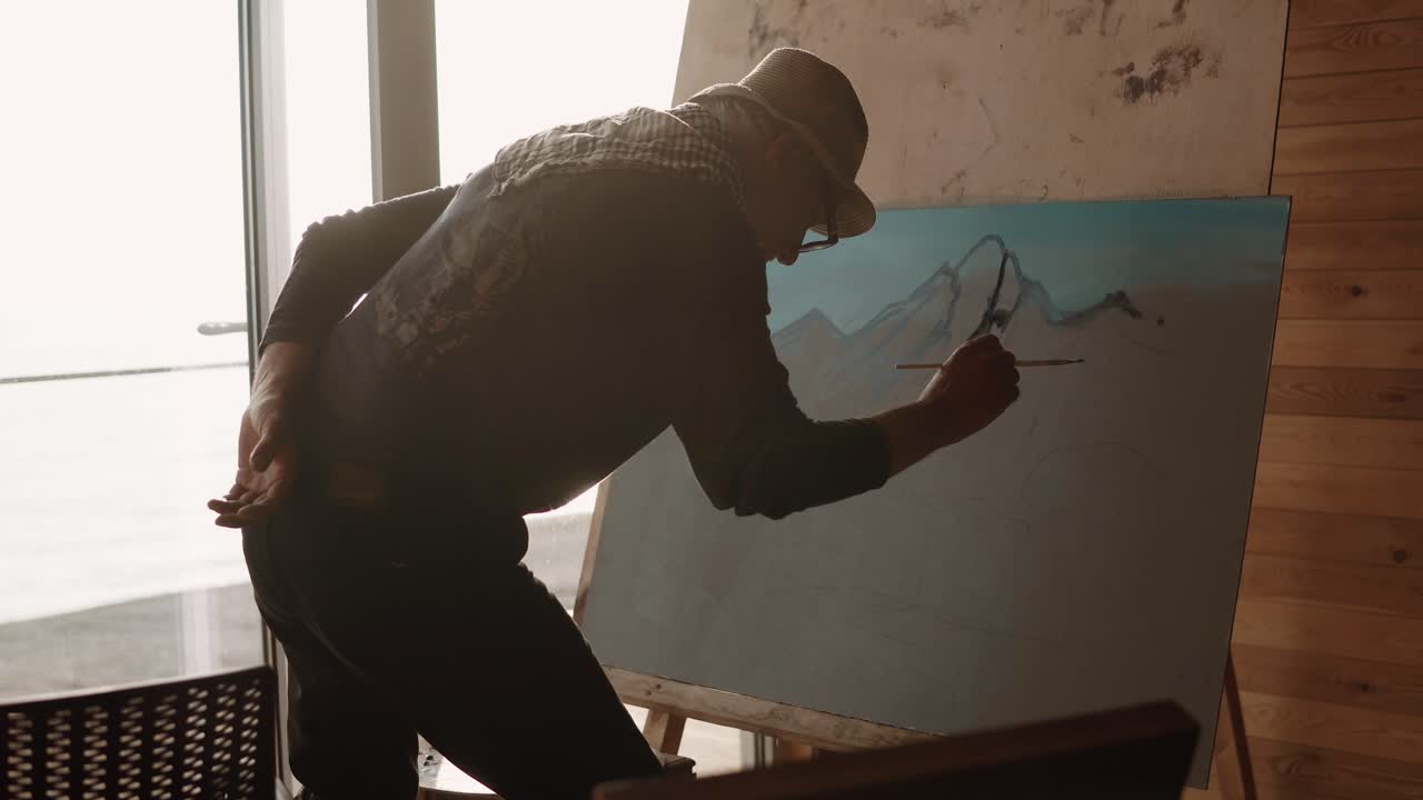 artista pintando un paisaje de montaña