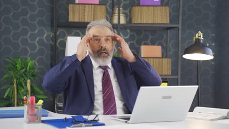 hombre de negocios que sufre de migraña.