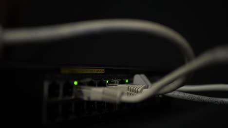 Netzwerk-switch-Mit-Lichtern-Und-Ethernet-utp-kabeln-Verkleinern-Mittlere-Aufnahme