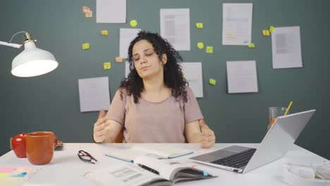 estudiante que sufre del síndrome de agotamiento.
