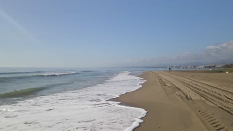 vista aérea de la costa de la playa retrocediendo en un día despejado