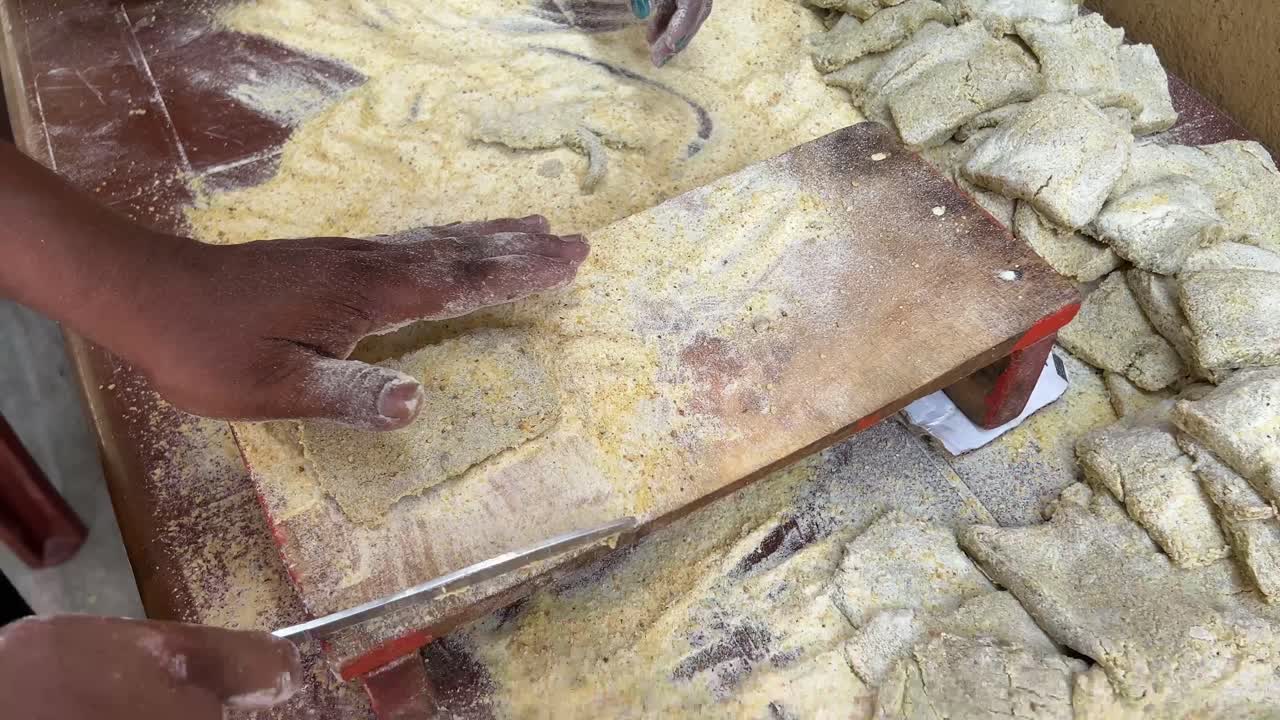 콜카타 에서 생선 코틀 을 만드는 것 의 근접적 인 모습